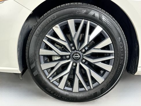 Used 2025 Nissan Altima 2.5 SV FWD image 11