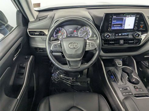 Used 2022 Toyota Highlander XLE AWD/4WD image 41