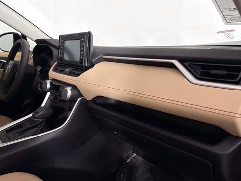 Used 2019 Toyota RAV4 LE FWD image 37