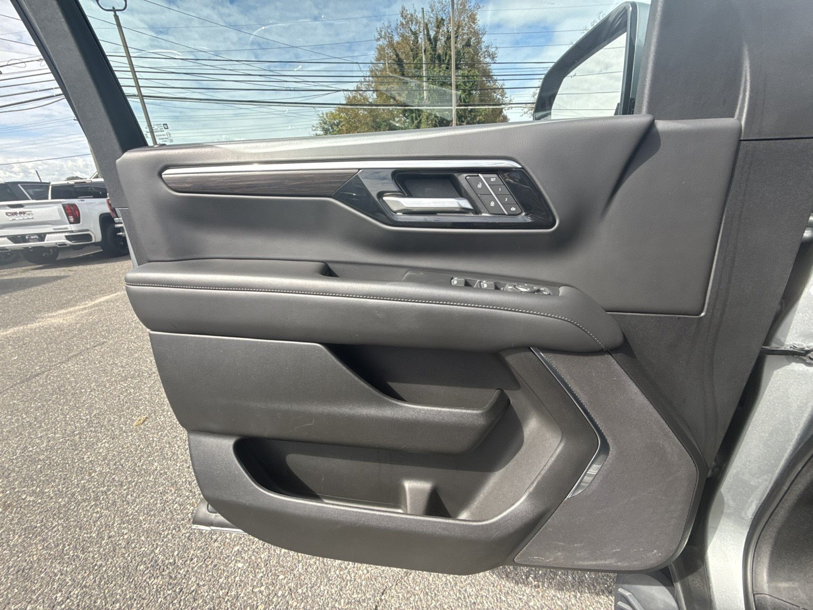 Used 2025 Chevrolet Suburban Z71 AWD/4WD image 23