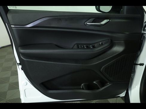 New 2025 Jeep Grand Cherokee L Altitude image 21