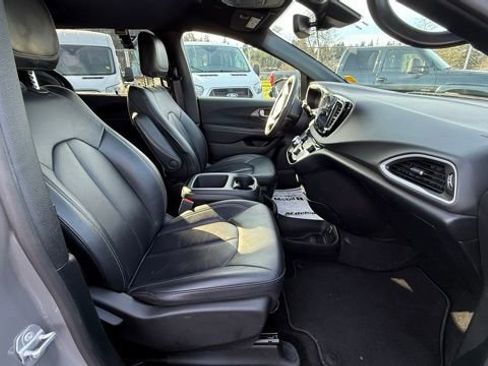 Used 2025 Chrysler Pacifica Select image 18