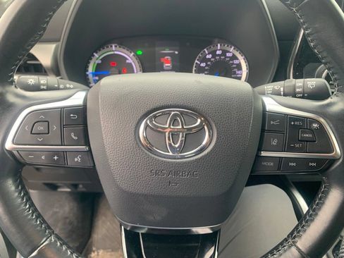 Used 2021 Toyota Highlander LE AWD/4WD image 11