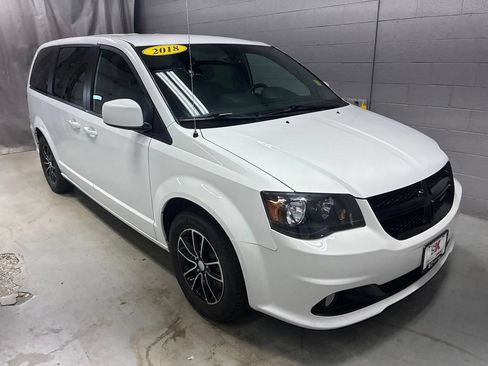 Used 2018 Dodge Grand Caravan SXT w/ Blacktop Package FWD image 5