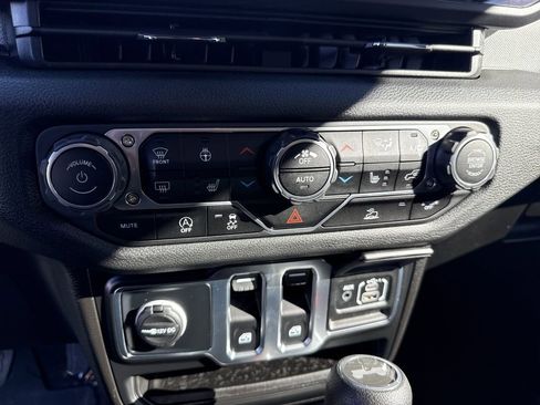 Used 2025 Jeep Wrangler Sport image 29