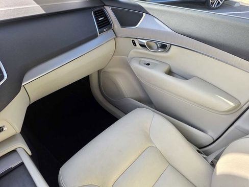 Used 2022 Volvo XC90 T5 Momentum image 10