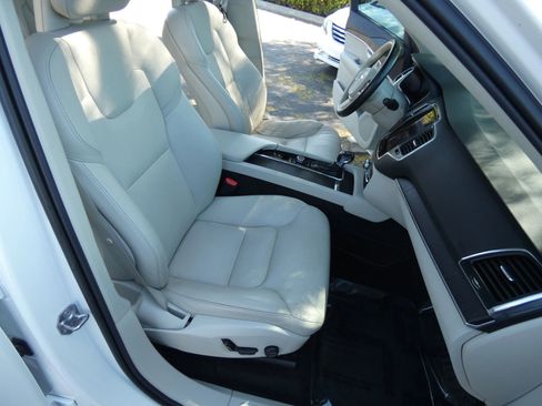 Used 2020 Volvo XC90 T6 Momentum image 31