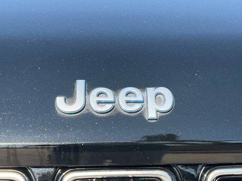 Used 2023 Jeep Grand Cherokee Summit AWD/4WD image 39