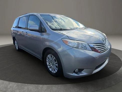 Used 2017 Toyota Sienna Limited FWD image 3