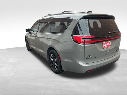 Used 2025 Chrysler Pacifica Limited FWD image 2