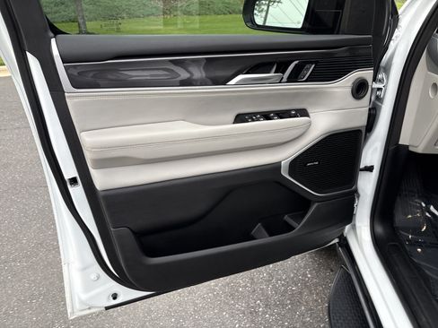 Used 2023 Jeep Wagoneer 4WD w/ Premium Group I image 15
