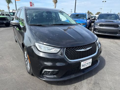 Used 2023 Chrysler Pacifica Limited FWD image 7