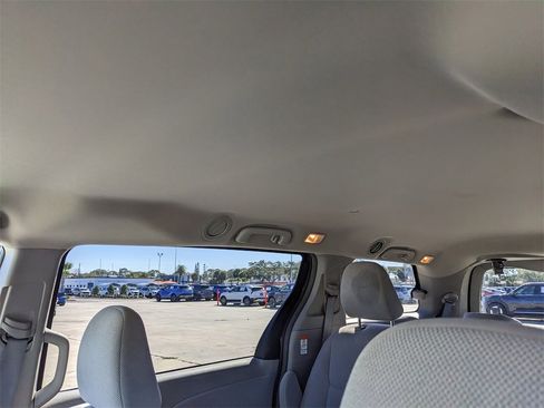 Used 2016 Toyota Sienna L image 23
