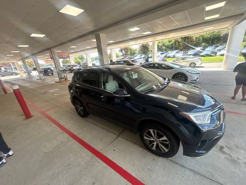 Used 2017 Toyota RAV4 XLE FWD image 11