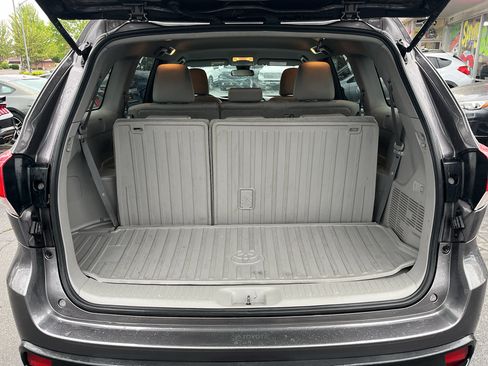 Used 2019 Toyota Highlander LE AWD/4WD image 7