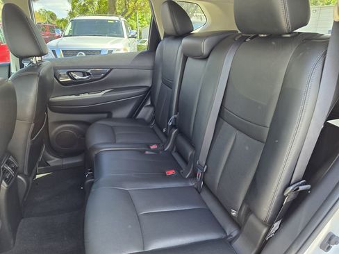 Used 2017 Nissan Rogue SL image 16