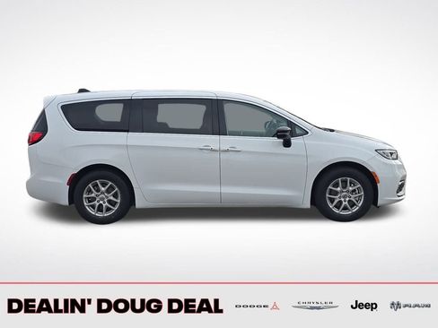 Used 2024 Chrysler Pacifica Touring-L image 7