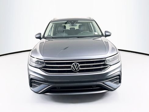 Used 2024 Volkswagen Tiguan SE image 2