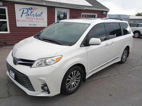 Used 2019 Toyota Sienna XLE w/ XLE Navigation Package FWD image 1