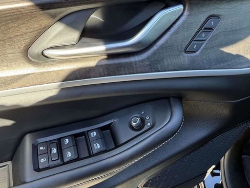 New 2025 Jeep Grand Cherokee Limited image 18