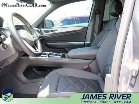 Used 2024 Volkswagen Atlas Cross Sport SE FWD image 23