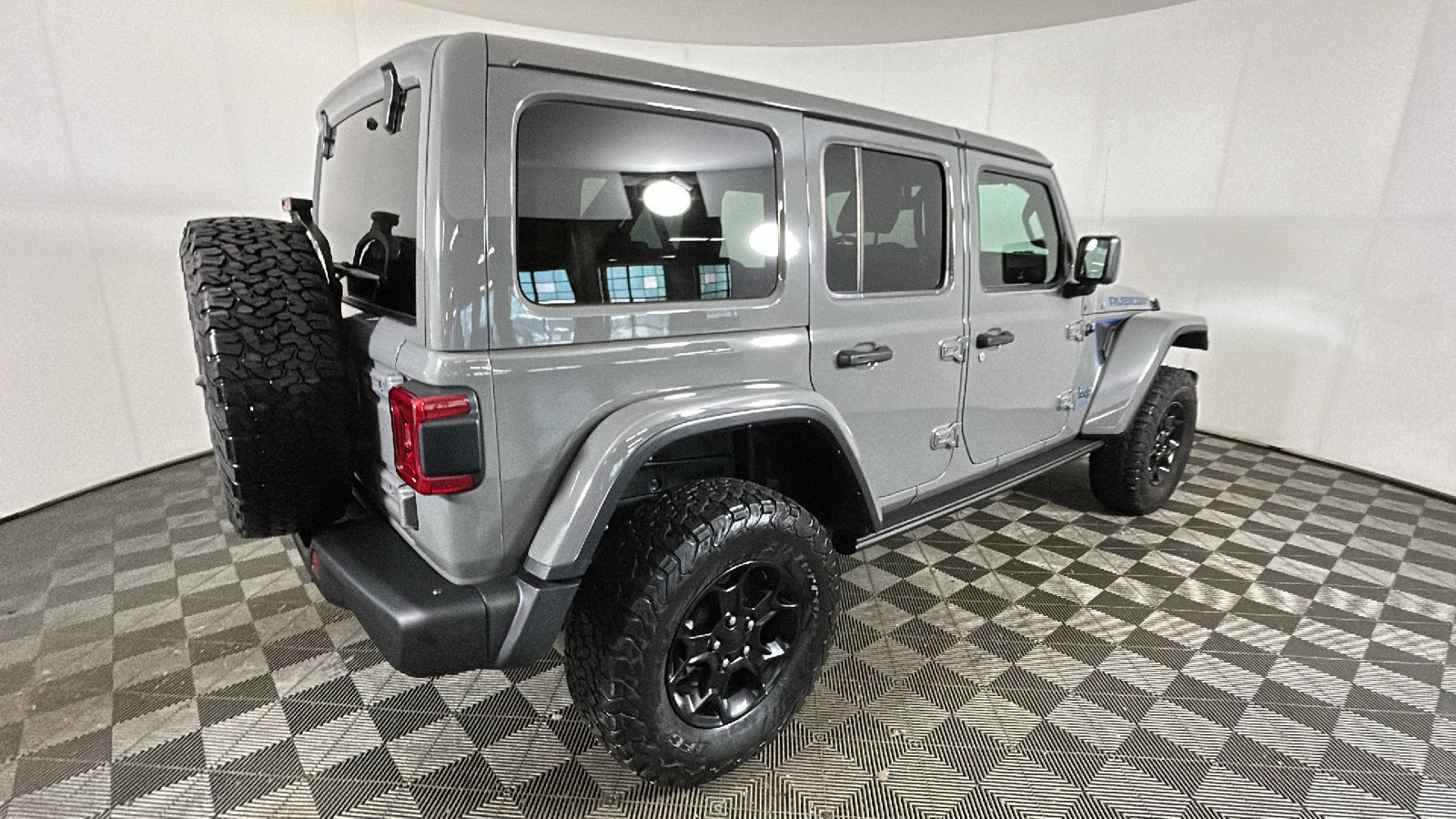 Used 2023 Jeep Wrangler Unlimited Rubicon 4xe AWD/4WD image 3