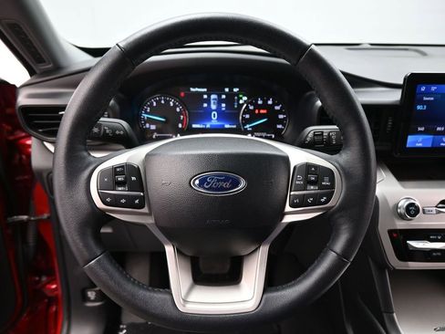 Used 2024 Ford Explorer XLT image 11