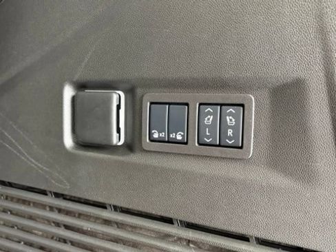Used 2025 Chevrolet Tahoe High Country AWD/4WD image 5