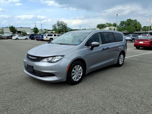 Used 2020 Chrysler Voyager L FWD image 8