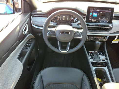 Used 2024 Jeep Compass Latitude w/ Convenience Group AWD/4WD image 11