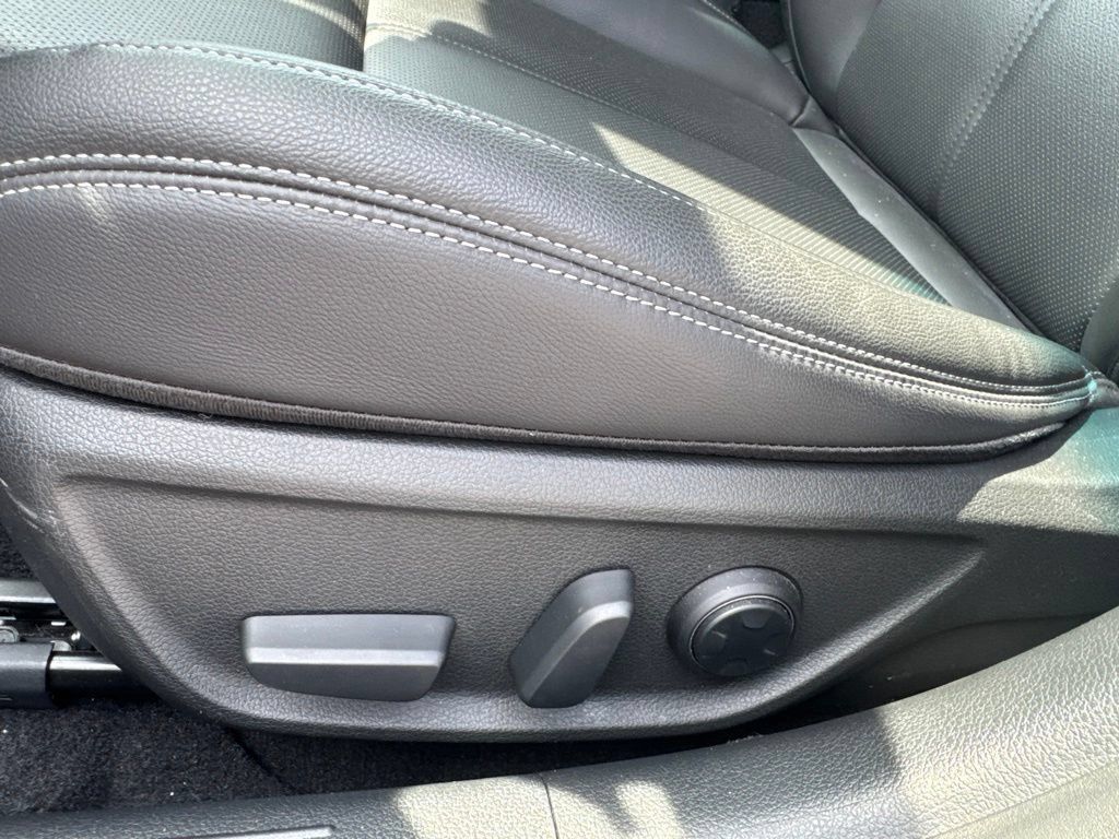 Used 2025 Genesis G70 2.5T AWD/4WD image 18