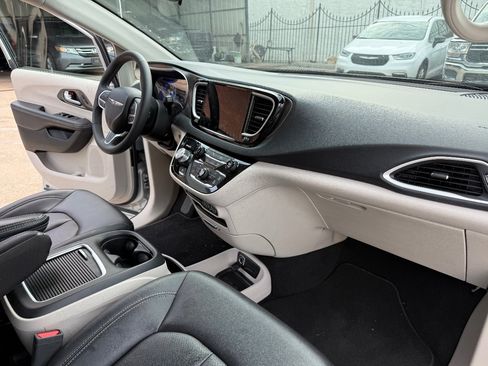 Used 2024 Chrysler Pacifica Touring-L FWD image 14