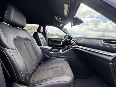 New 2025 Jeep Grand Cherokee L Laredo image 15