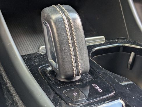 Used 2021 Volvo XC40 T5 R-Design image 10