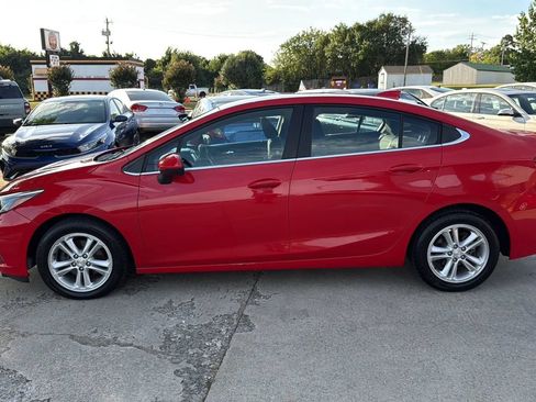 Used 2017 Chevrolet Cruze LT FWD image 2