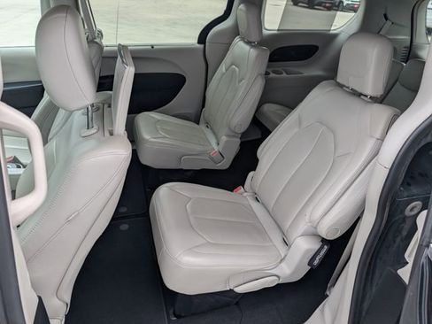 Used 2018 Chrysler Pacifica Touring-L Plus w/ Tire & Wheel Group FWD image 12