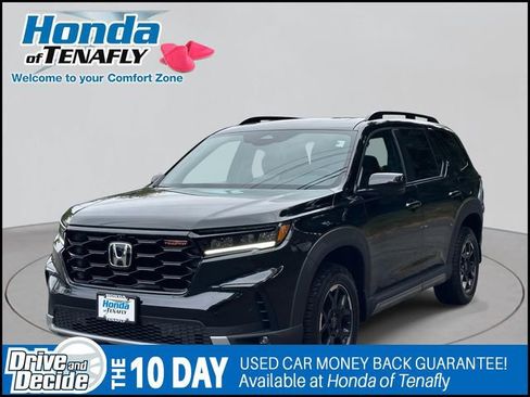 Used 2025 Honda Pilot TrailSport image 2