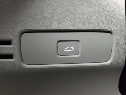 Certified 2023 Volvo XC40 B5 Ultimate w/ Protection Package Premier AWD/4WD image 37