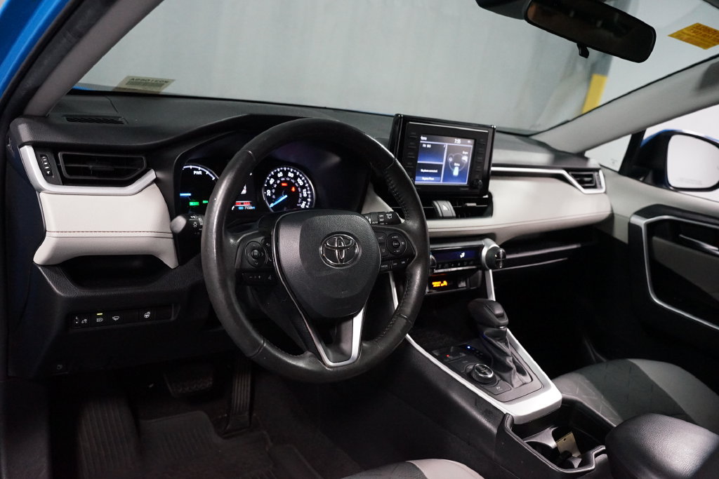 Used 2021 Toyota RAV4 XLE w/ XLE Grade Weather Package AWD/4WD image 11