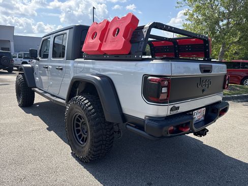 Used 2024 Jeep Gladiator Rubicon w/ Technology Group AWD/4WD image 5