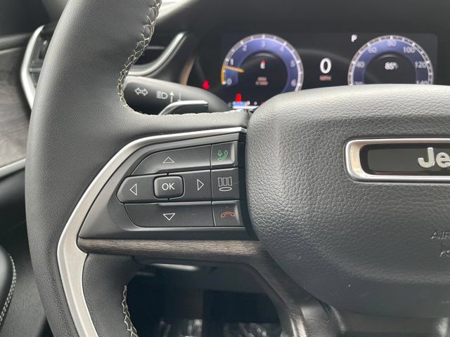 Used 2023 Jeep Grand Cherokee L Limited AWD/4WD image 14