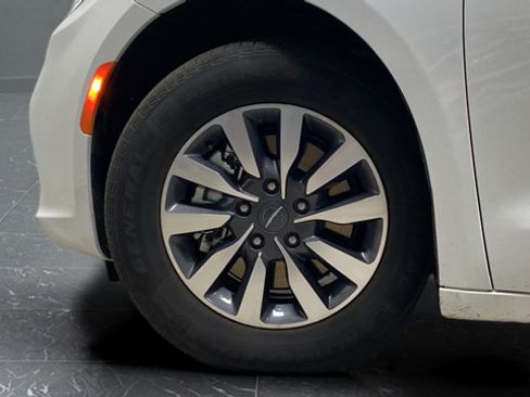 Used 2022 Chrysler Pacifica Touring-L FWD image 32