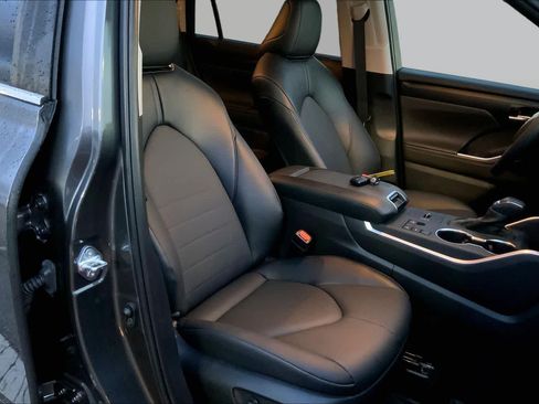Used 2025 Toyota Highlander XLE FWD image 8