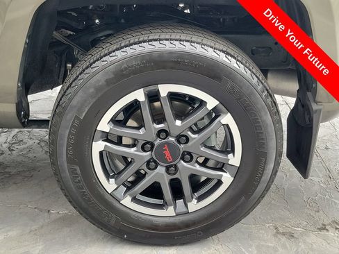 Used 2024 Toyota Tacoma TRD Sport w/ TRD Sport Premium Package AWD/4WD image 32
