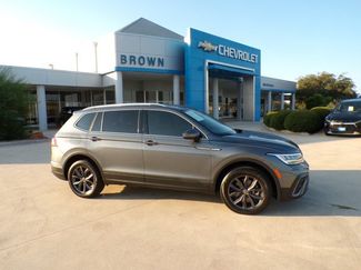 Used 2023 Volkswagen Tiguan SE image 1