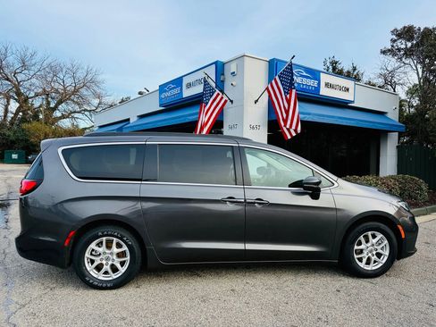 Used 2022 Chrysler Pacifica Touring-L image 18