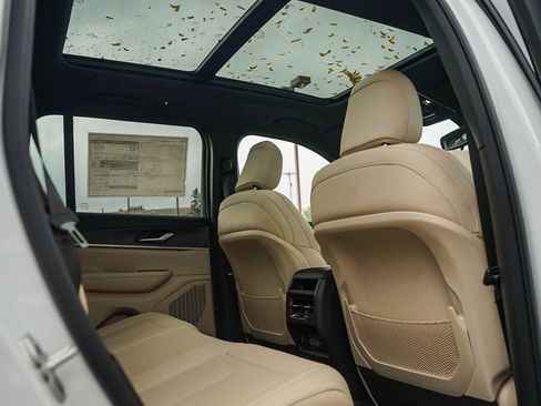 New 2025 Jeep Grand Cherokee Limited image 12