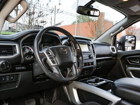Used 2017 Nissan Titan SV image 10