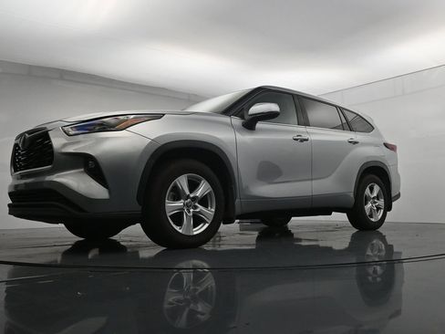 Used 2024 Toyota Highlander LE AWD/4WD image 34