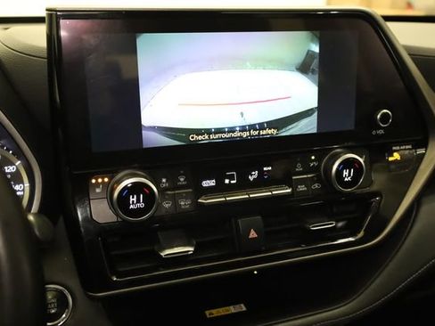 Used 2023 Toyota Highlander XLE image 22